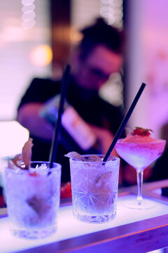 Barkeeper mixt Cocktails