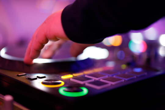 DJ, Discjockey an einem Mischpult, DJ-Controller