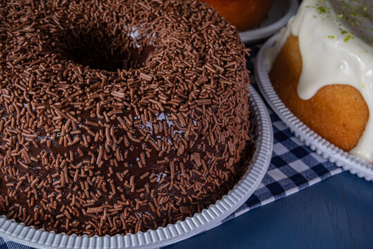 Brazilian bolo de brigadeiro - Brigadeiro Cake Chocolate sprinkles