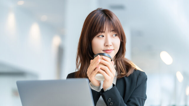 マグカップを持つ女性・ビジネスウーマン, Businesswoman Holding a Mug