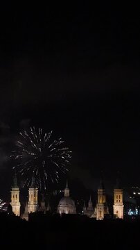 Fuegos artificiales en el Pilar de Zaragoza a camara lenta