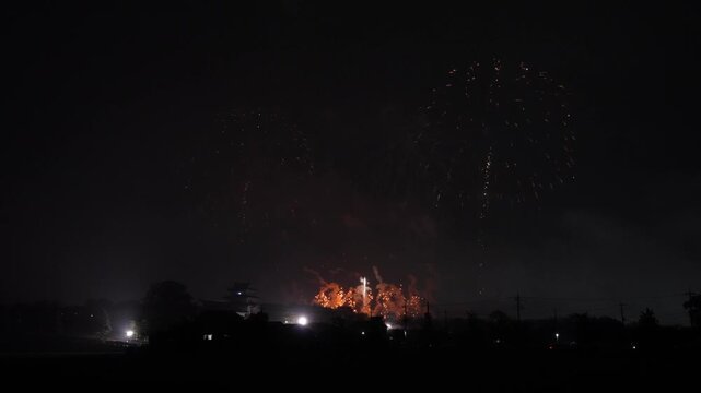 夜空を鮮やかに彩る利根川花火大会・幻想的な打ち上げ花火
