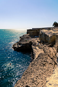 mare e scogliera mediterranea, mare italiano estivo