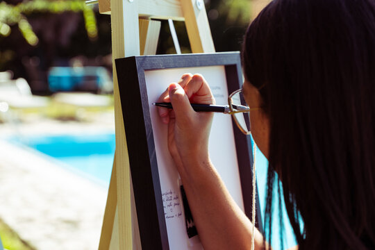 ragazza disegna su un quadro