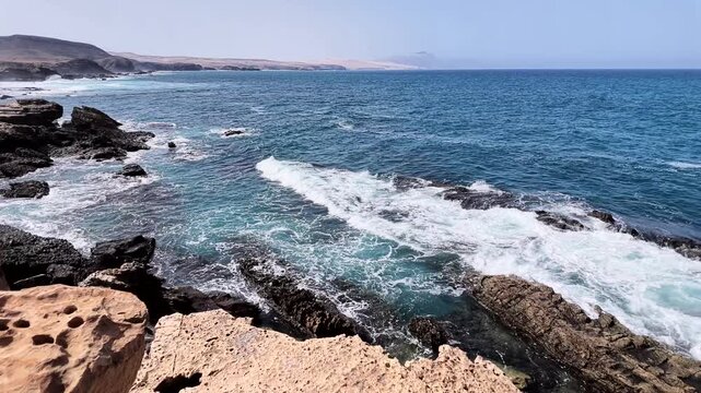 Wellen und Brandung an der vulkanischen Westk&uuml;ste von Fuerteventura, Kanaren, Reiseziel, Urlaub, Naturerlebnis