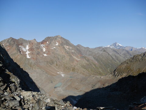 Blick aus der Klammerscharte nach Nordwesten zum G&ouml;ssnitzkopf 3096m, S&uuml;dliche Talleitenspitze 3113m , N&ouml;rdliche Talleitenspitze 3115m und Roter Knopf 3280m...rechts hinten der Gro&szlig;glockner 3798m