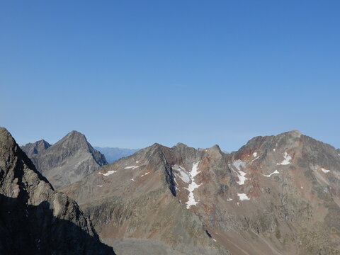links hinten der Gl&ouml;dis 3206m, rechts Roter Knopf 3280m.. in der Mitte der G&ouml;&szlig;nitzkopf 3096m, S&uuml;dliche Talleitenspitze 3113m und N&ouml;rdliche Talleitenspitze 3115m