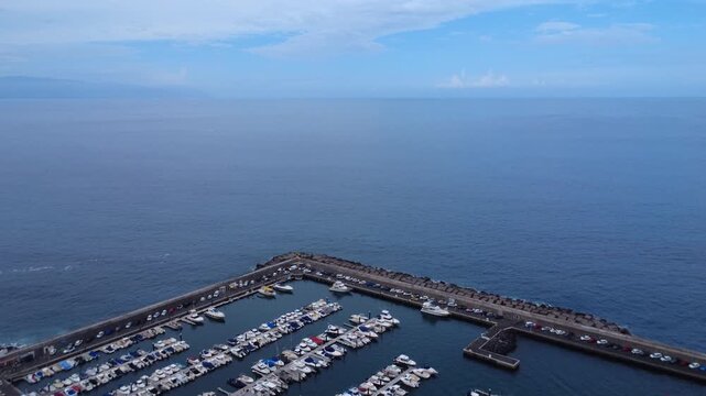 Vista a&eacute;rea del puerto deportivo de Los Gigantes y el oc&eacute;ano Atl&aacute;ntico abierto, Tenerife