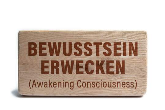 Holzblock mit Aufschrift Bewusstsein erwecken auf wei&szlig;em Hintergrund &ndash; Konzept f&uuml;r Achtsamkeit, Meditation und pers&ouml;nliche Weiterentwicklung