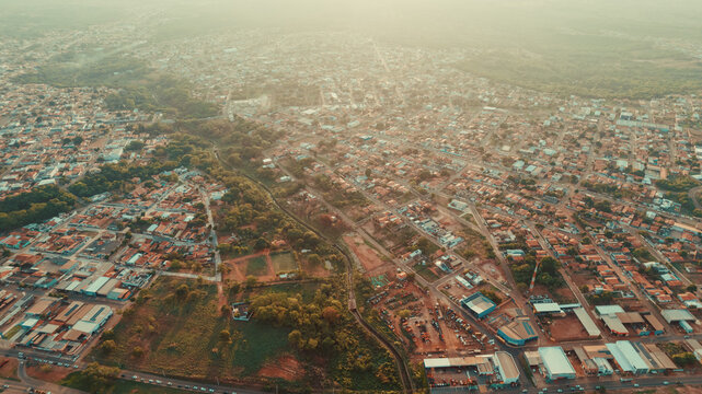 Vista panor&acirc;mica a&eacute;rea capturada por drone da cidade de Para&iacute;so do Tocantins, no estado do Tocantins, Brasil. A imagem mostra o planejamento urbano, ruas, telhados das casas, por do sol