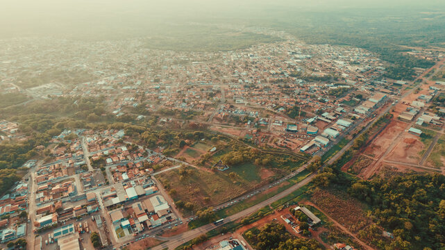 Vista panor&acirc;mica a&eacute;rea capturada por drone da cidade de Para&iacute;so do Tocantins, no estado do Tocantins, Brasil. A imagem mostra o planejamento urbano, ruas, telhados das casas, por do sol