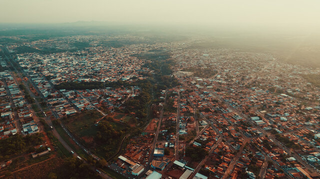 Vista panor&acirc;mica a&eacute;rea capturada por drone da cidade de Para&iacute;so do Tocantins, no estado do Tocantins, Brasil. A imagem mostra o planejamento urbano, ruas, telhados das casas, por do sol
