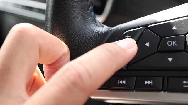 車のハンドル左側にあるオーディオ音量調整ボタン。