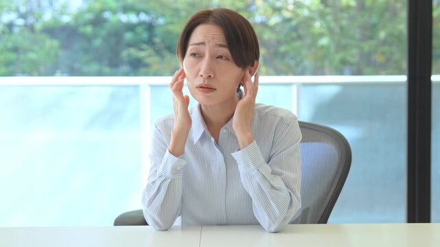 耳鳴りする女性