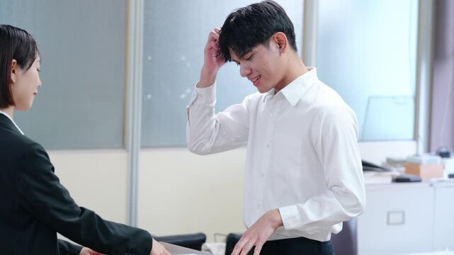 窓口で会話するアジア人男性。役所、手続き、ビザ、移住、在留カード、申請、疑問、技能実習生、相談、受付
