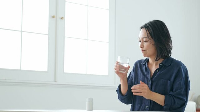 錠剤を飲む女性