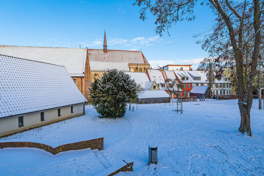Blick auf das Kloster zum Heiligen Kreuz im Winter in der Hansestadt Rostock