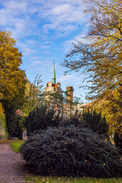 Blick von Klostergarten auf das Kr&ouml;peliner Tor in der Hansestadt Rostock im Herbst