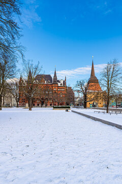 Blick auf das St&auml;ndehaus und das Steintor im Winter in der Hansestadt Rostock