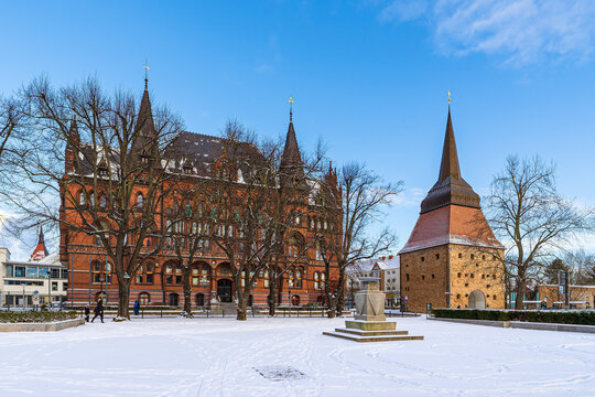 Blick auf das St&auml;ndehaus und das Steintor im Winter in der Hansestadt Rostock