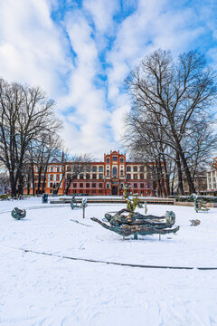 Blick &uuml;ber den Brunnen der Lebensfreude auf die Universit&auml;t im Winter in der Hansestadt Rostock