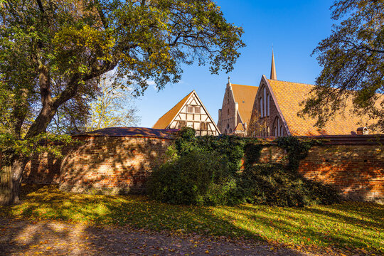 Blick zur Stadtmauer und dem Kloster zum Heiligen Kreuz in der Hansestadt Rostock im Herbst