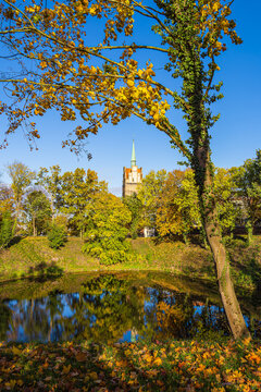 Blick &uuml;ber die Teufelskuhle auf das Kr&ouml;peliner Tor in der Hansestadt Rostock im Herbst