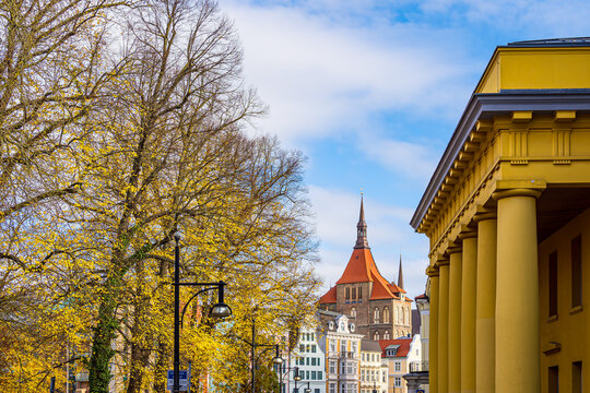Blick &uuml;ber den Universit&auml;tsplatz auf die Marienkirche in der Hansestadt Rostock im Herbst