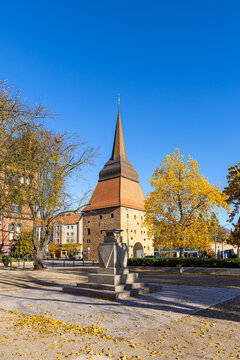 Blick auf das Steintor in der Hansestadt Rostock im Herbst