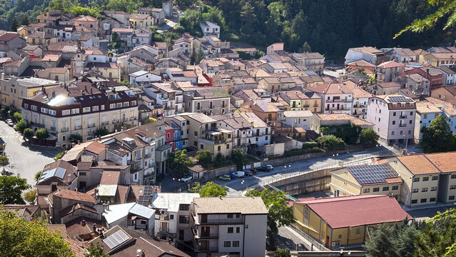Veduta panoramica di Latronico tra boschi e montagne, Basilicata