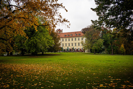 Herbstliche Kulturlandschaft rund um Schloss L&uuml;bbenau