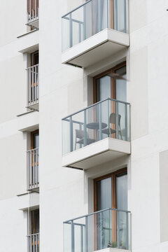 weisse Fassade eines neu gebauten Wohnhauses in der Innenstadt von Danzig, Gdansk in Polen