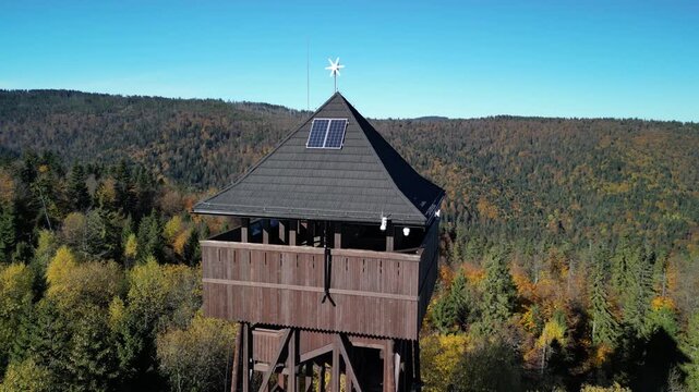 G&oacute;ry Gorce - Polska

Wieża widokowa w Magurkach i przepiękne widoki na Gorce i Tatruy na horyzoncie nagrane dronem w wysokiej jakości jesienną porą. Kolorowe drzewa, panorama g&oacute;r, Tatry, Gorce, drzewa