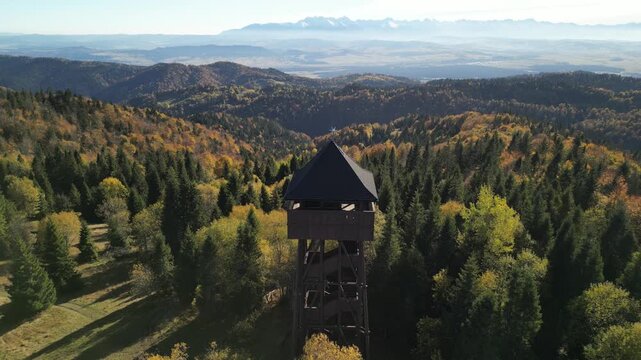 G&oacute;ry Gorce - Polska

Wieża widokowa w Magurkach i przepiękne widoki na Gorce i Tatruy na horyzoncie nagrane dronem w wysokiej jakości jesienną porą. Kolorowe drzewa, panorama g&oacute;r, Tatry, Gorce, drzewa