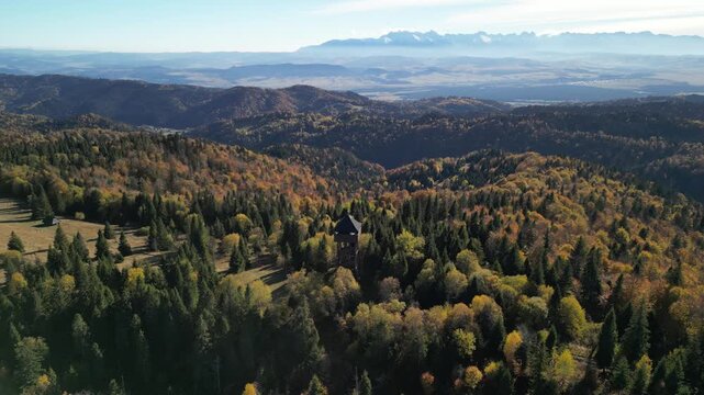 G&oacute;ry Gorce - Polska

Wieża widokowa w Magurkach i przepiękne widoki na Gorce i Tatruy na horyzoncie nagrane dronem w wysokiej jakości jesienną porą. Kolorowe drzewa, panorama g&oacute;r, Tatry, Gorce, drzewa