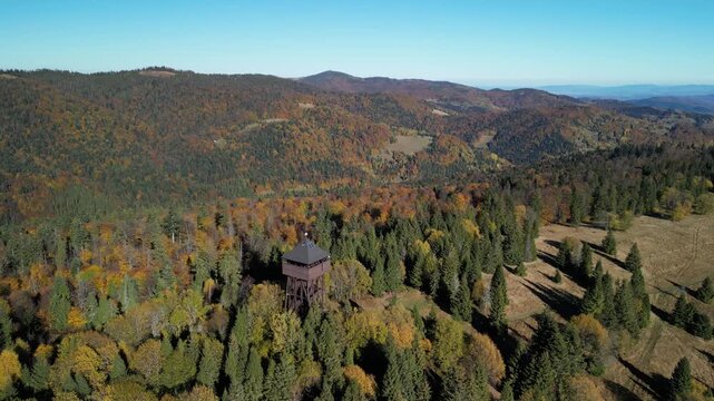 G&oacute;ry Gorce - Polska

Wieża widokowa w Magurkach i przepiękne widoki na Gorce i Tatruy na horyzoncie nagrane dronem w wysokiej jakości jesienną porą. Kolorowe drzewa, panorama g&oacute;r, Tatry, Gorce, drzewa