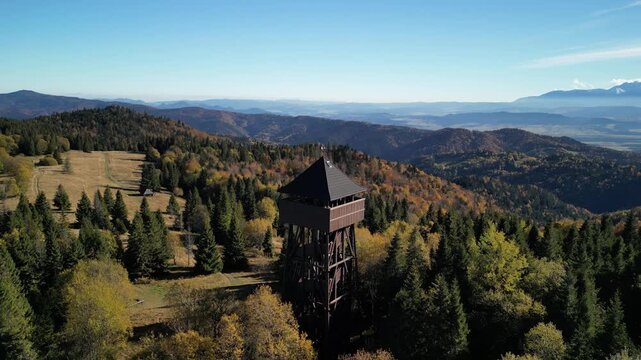 G&oacute;ry Gorce - Polska

Wieża widokowa w Magurkach i przepiękne widoki na Gorce i Tatruy na horyzoncie nagrane dronem w wysokiej jakości jesienną porą. Kolorowe drzewa, panorama g&oacute;r, Tatry, Gorce, drzewa