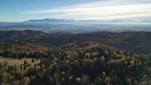 G&oacute;ry Gorce - Polska

Wieża widokowa w Magurkach i przepiękne widoki na Gorce i Tatruy na horyzoncie nagrane dronem w wysokiej jakości jesienną porą. Kolorowe drzewa, panorama g&oacute;r, Tatry, Gorce, drzewa