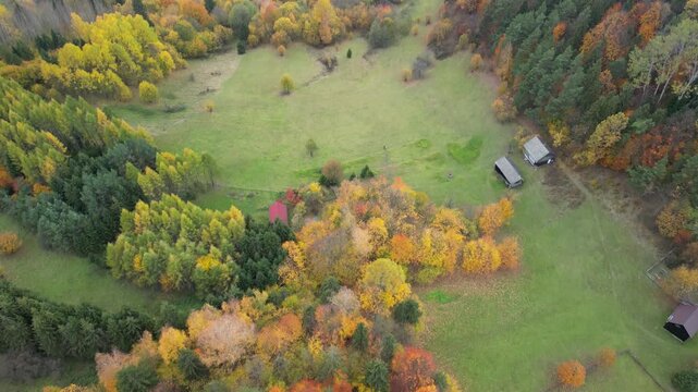 Szczawnica - Polska
Piękne jesienne widoki z Palenicy, g&oacute;rą nad Szczawnicą nagrne dronem. Kolorowe drzewa, Przełom Dunajca, Trzy Korony, Sokolica, chmury, pola, g&oacute;ry