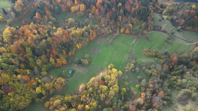 Szczawnica - Polska
Piękne jesienne widoki z Palenicy, g&oacute;rą nad Szczawnicą nagrne dronem. Kolorowe drzewa, Przełom Dunajca, Trzy Korony, Sokolica, chmury, pola, g&oacute;ry