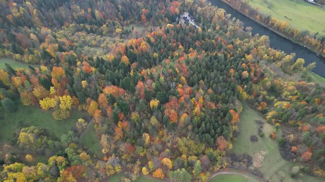 Szczawnica - Polska
Piękne jesienne widoki z Palenicy, g&oacute;rą nad Szczawnicą nagrne dronem. Kolorowe drzewa, Przełom Dunajca, Trzy Korony, Sokolica, chmury, pola, g&oacute;ry