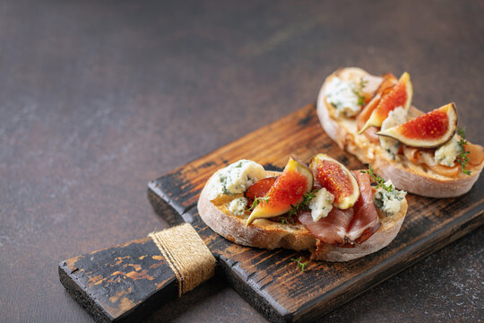 Bruschetta with Dorblu cheese, prosciutto meat and figs.