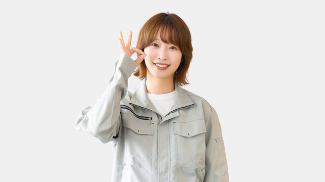 OKポーーズをする作業服を着た女性