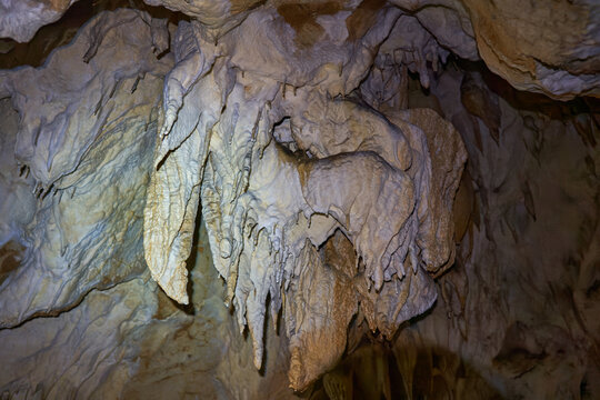 Stalactites in Ghețarul de la V&acirc;rtop cave