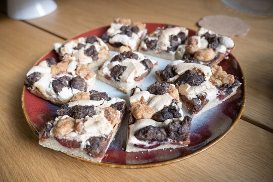 Homemade semi-shortcrust pastry with fruit and meringue.
