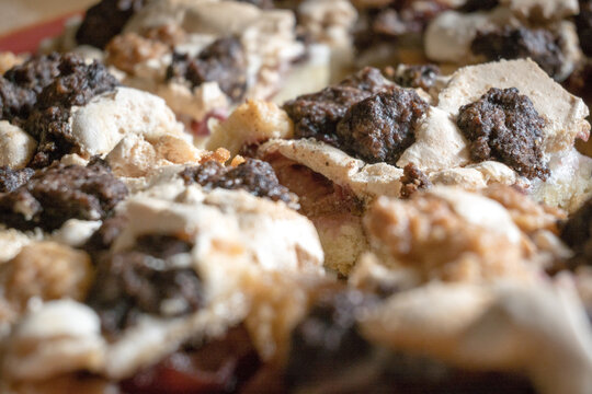 Homemade semi-shortcrust pastry with fruit and meringue.
