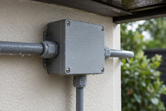 Closed outdoor electrical enclosure