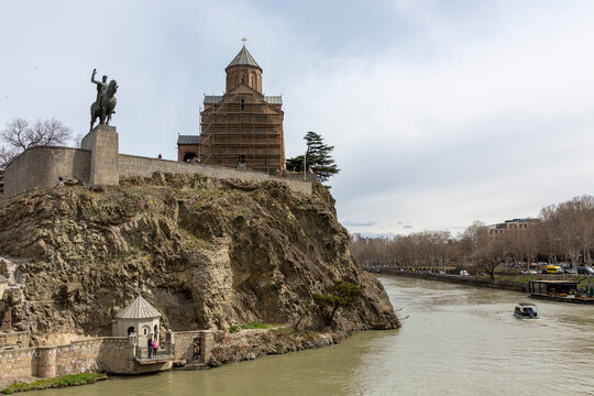 The Metekhi Church and the equestrian statue of King Vakhtang Gorgasali on a cliff above the Kura river, Tbilisi, Georgia