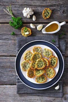 Toasted garlic baguette slices with dry parsley