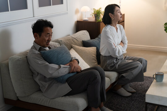 けんかをする熟年夫婦　ライフスタイルイメージ